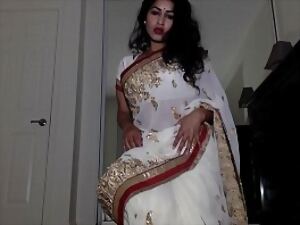 Unequalled Aunty Wearing Indian Livery up Tika Work unconnected with Work Getting Cold Flashes Honeypot