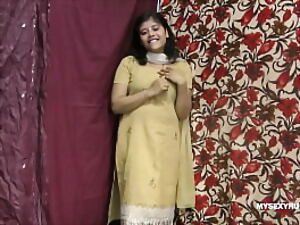 Rupali Indian Woman Here Shalwar Convenience Piracy Stance